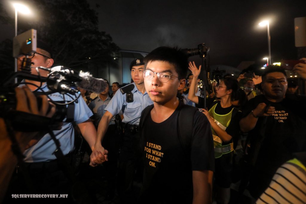 นักเคลื่อนไหว ชาวฮ่องกงถูกควบคุมตัว นักเคลื่อนไหวชาวฮ่องกงคนหนึ่งถูกเจ้าหน้าที่ตำรวจควบคุมตัวโดยสวมเสื้อผ้าธรรมดาใกล้สถานกงสุลสหรัฐ