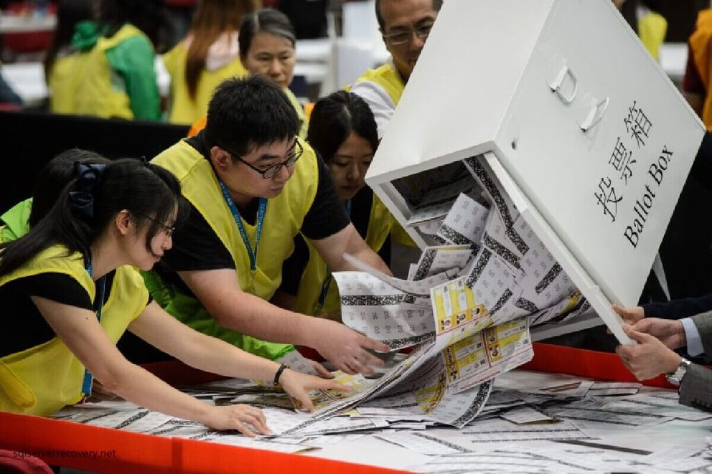 ฮ่องกง จัดการเลือกตั้งสภาครั้งแรก ประชาชนจำนวนมากไปลงคะแนนเสียงเมื่อวันอาทิตย์ในการเลือกตั้งสภาเขตครั้งแรกของฮ่องกง