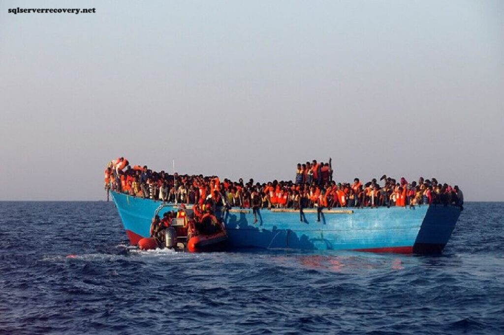 ผู้รอดชีวิต จากการช่วยเหลือในทะเลเมดิเตอร์เรเนียนที่เดินทางจากลิเบีย กลุ่มผู้รอดชีวิตบนเรือบดยางที่กำลังยุบตัวที่ได้รับการช่วยเหลือในทะเล